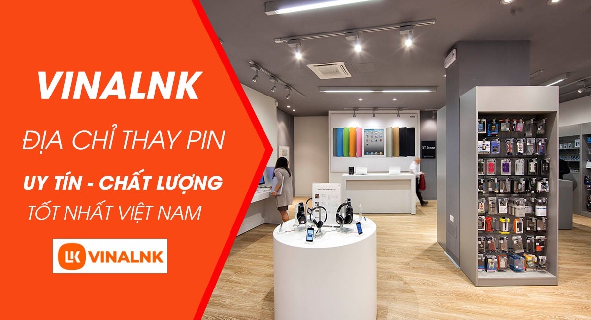 Thay pin iPhone ở cửa siêu thị điện thoại Vinalnk